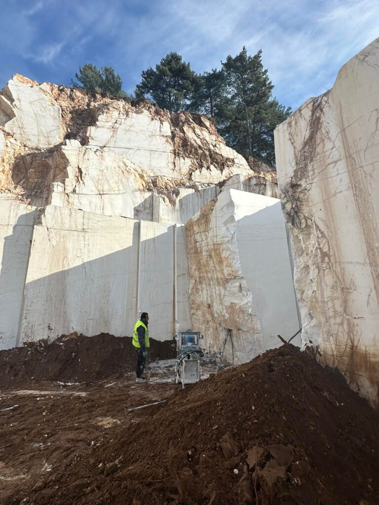1781183066076 Λατομείο εξόρυξης λευκού μαρμάρου στη Θάσο Παραγωγή και εξόρυξη καθαρού λευκού μαρμάρου Θάσου σε λατομείο Εγκαταστάσεις λατομείου μαρμάρου στη Θάσο